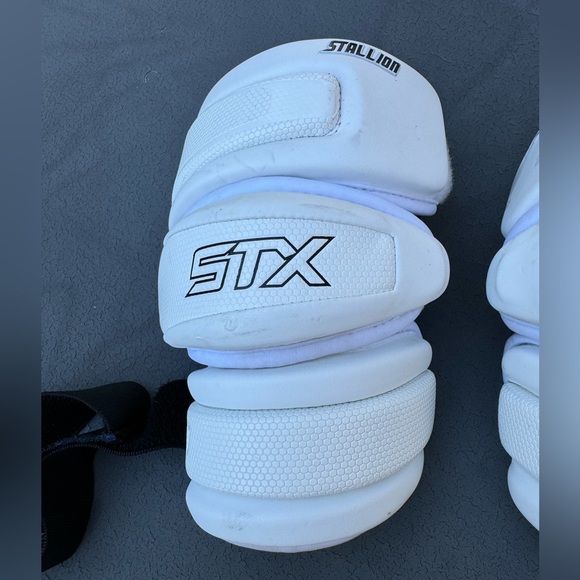 STX Stallion 300 white elbow pads with 360+ Velcro wraps - Picture 2 of 7